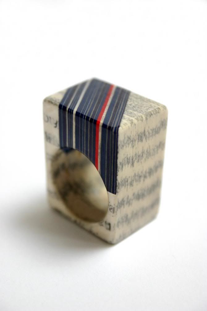 anillos_hechos_con_libros_6j8_wide.jpg