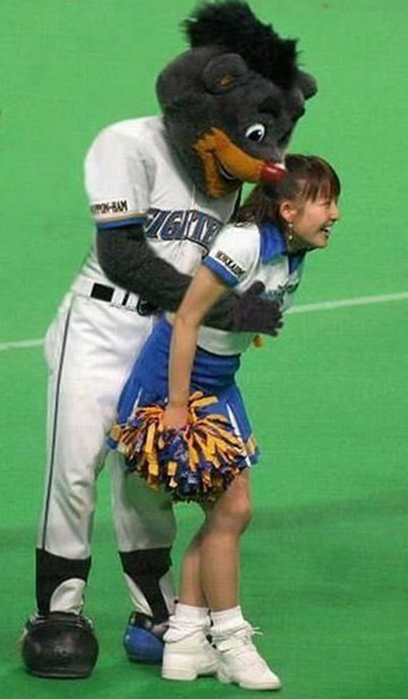 Mascots-Being-Awesome-9.jpg