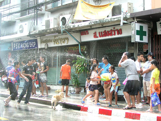 SongKranAlongtheStreet6.JPG