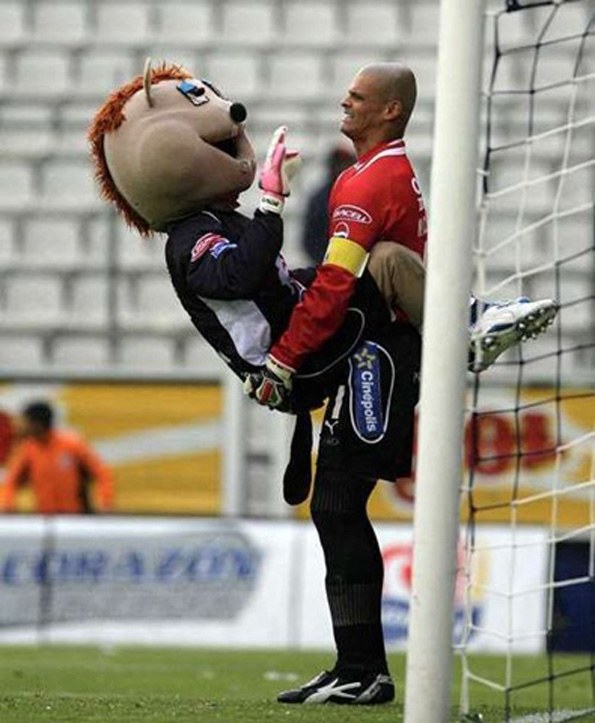Mascots-Being-Awesome-6.jpg