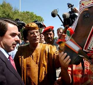 391576_gadafi_aznar_caballo_20110223091901.jpg
