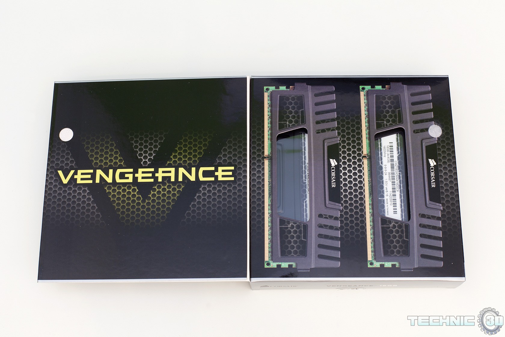 Corsair_Vengeance_16gb_ddr3-1600_cmz16gx3m4x1600c9-3.jpg