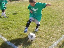nino-jugando-futbol.jpg