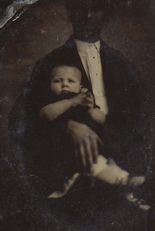 bebe-padre-oculto-sombras.jpg