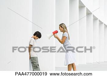 mujer-gritos-nino_~PAA477000019.jpg