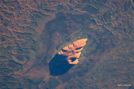 monticulosagradoayersrock.jpg