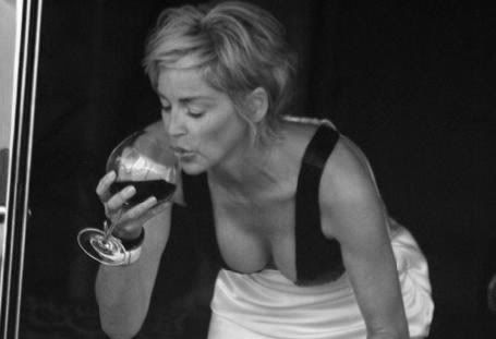 sharon_stone_tomando_un_vino_tinto-5878.jpg