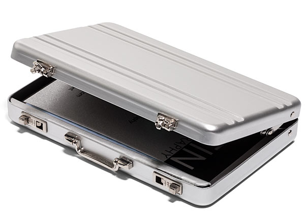 maletin%2Bbriefcase%2Bacero%2Bmini%2Bmicro%2Bpeque%25C3%25B1o%2Bpara%2Btarjetas%2Bcartera%2Bagente%2Bsecreto%2Ba%2Bescala%2B1%2Bgeek%2Bfriki%2Bgadgets%2Bla%2Bguarida%2Bcosas%2Bcasa%2Braro%2Bhogar%2Bmuebles%2Bfurniture%2Bthings%2B.jpg