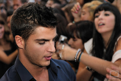 12815_maxi-iglesias-firmando-autografos.jpg