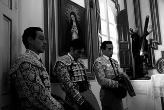 Tres+toreros+rezando-BAJA.jpg