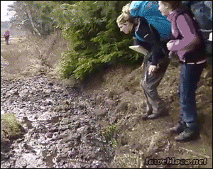 Milgifs-com_Asi-se-camina-por-el-barro.gif