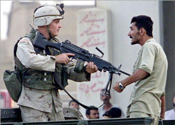 soldado+yanqui+apunta+iraqui.jpg
