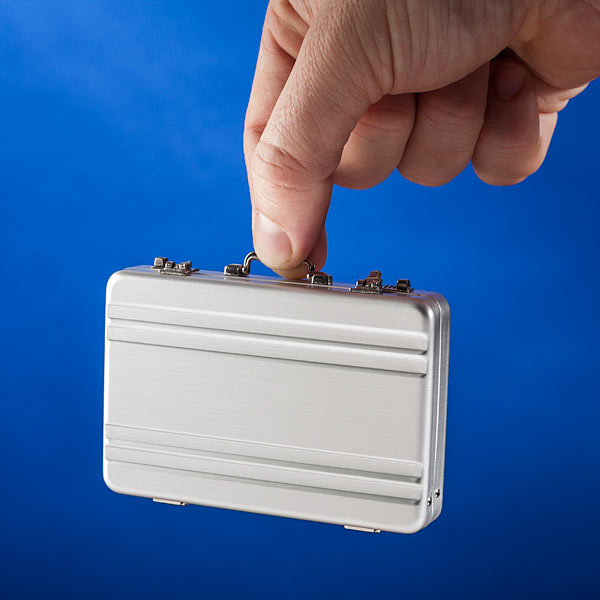 maletin%2Bbriefcase%2Bacero%2Bmini%2Bmicro%2Bpeque%25C3%25B1o%2Bpara%2Btarjetas%2Bcartera%2Bagente%2Bsecreto%2Ba%2Bescala%2B2%2Bgeek%2Bfriki%2Bgadgets%2Bla%2Bguarida%2Bcosas%2Bcasa%2Braro%2Bhogar%2Bmuebles%2Bfurniture%2Bthings%2B.jpg