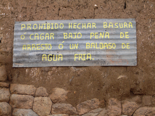 524-peru-cusco-cartel-prohibido-hechar-basura-o-cagar-bajo-pena-de-arresto-o-un-baldaso-de-agua-fria.jpg